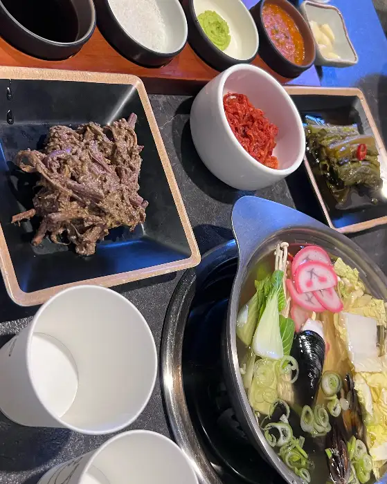 다양한 밑반찬과 곁들여 먹는 돼지고기