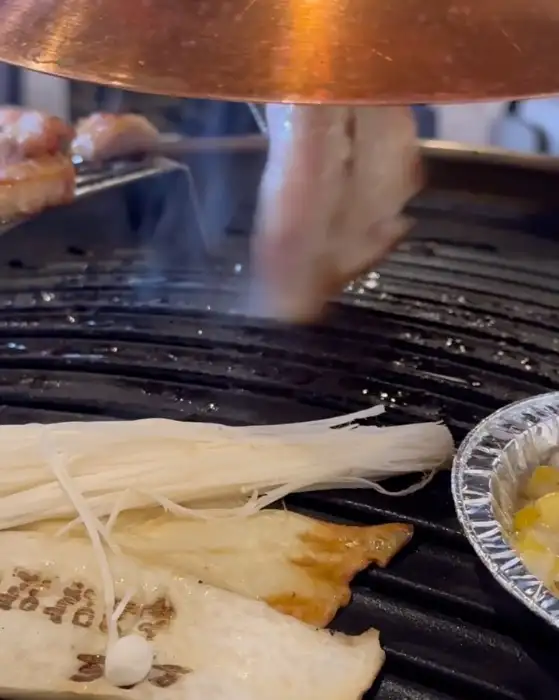 숯불 위에서 맛있게 익어가는 삼겹살