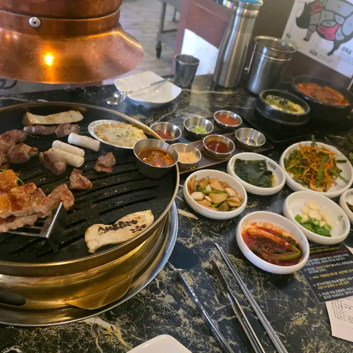 다양한 소스와 곁들임 반찬들