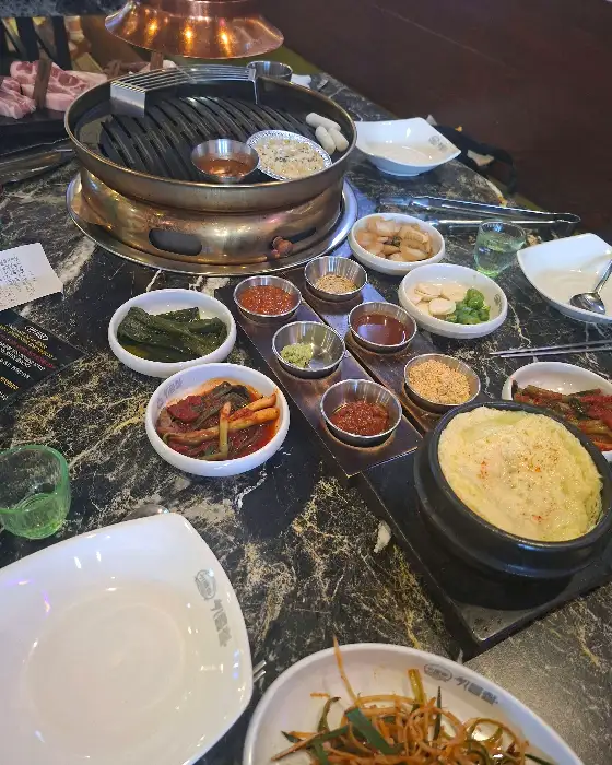 따뜻하고 푸짐한 된장찌개와 곁들임 반찬들