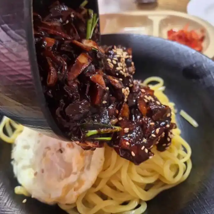면 위에 부어지는 간짜장 소스