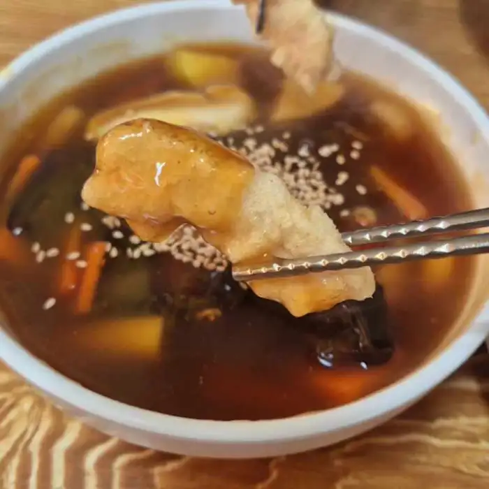 탕수육 소스에 찍은 탕수육 조각