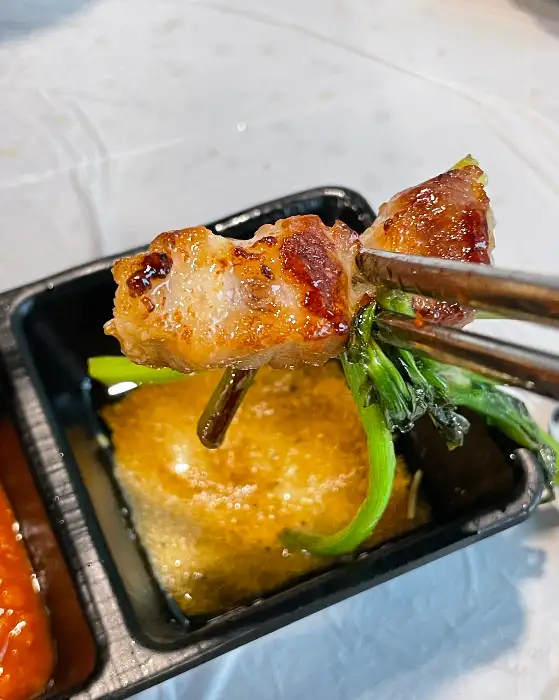 앞접시에 덜어낸 삼겹살 한 점