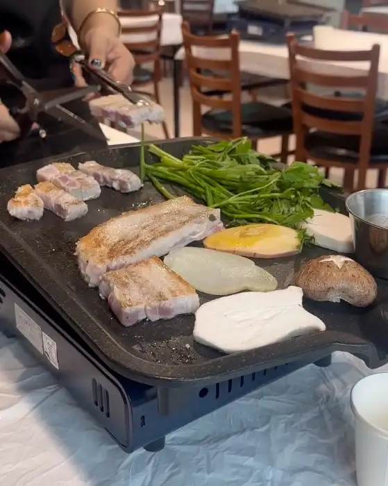잘 구워진 삼겹살 조각