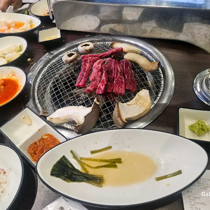 숯불 위에서 구워지고 있는 소고기