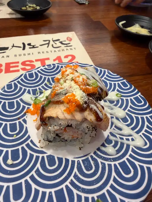 먹음직스러운 연어 초밥