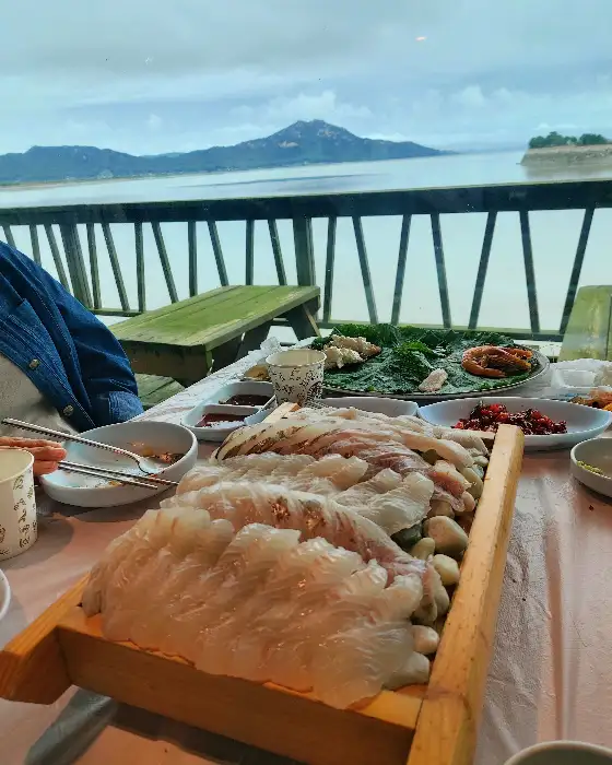 창가 테이블에서 바라본 바다 풍경