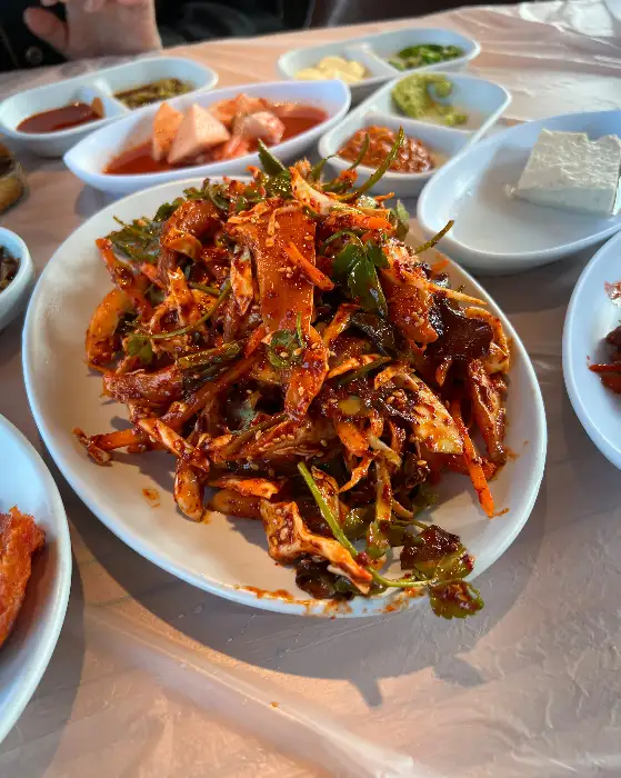 정갈하게 나온 기본 찬과 밴댕이회무침