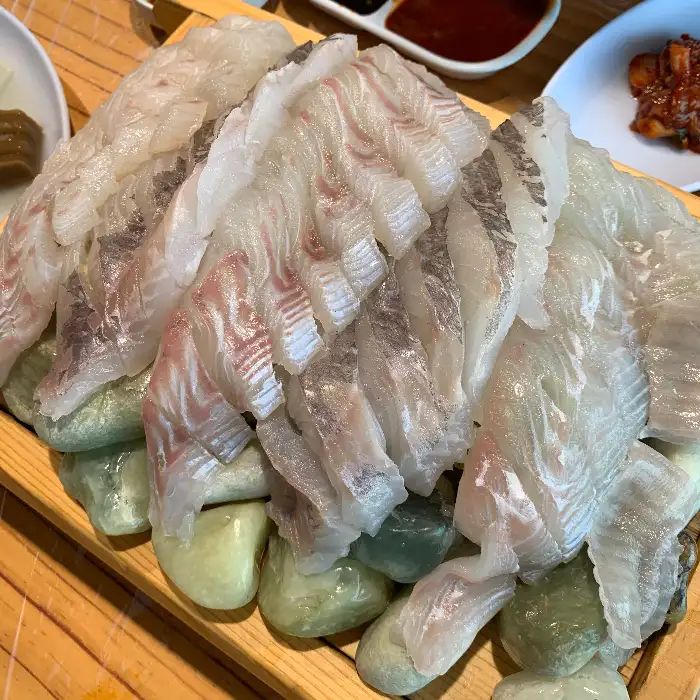 푸짐하게 담긴 밴댕이회무침 클로즈업