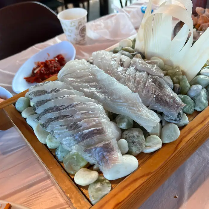 두툼하게 썰어 나온 신선한 활어회