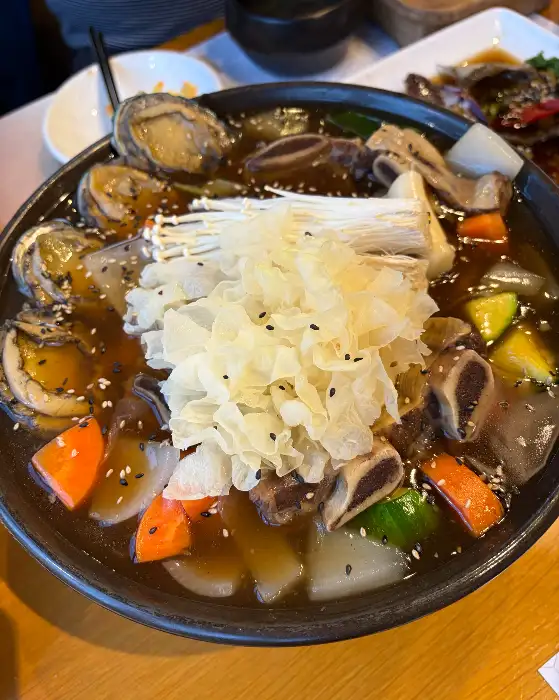 해물갈비찜 속의 전복과 갈비