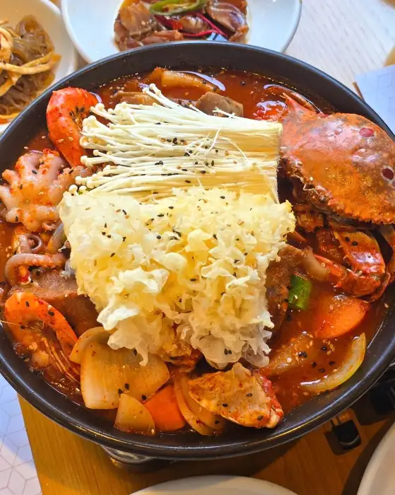 다양한 밑반찬이 차려진 식탁