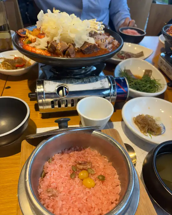 갓 지은 홍국미 솥밥