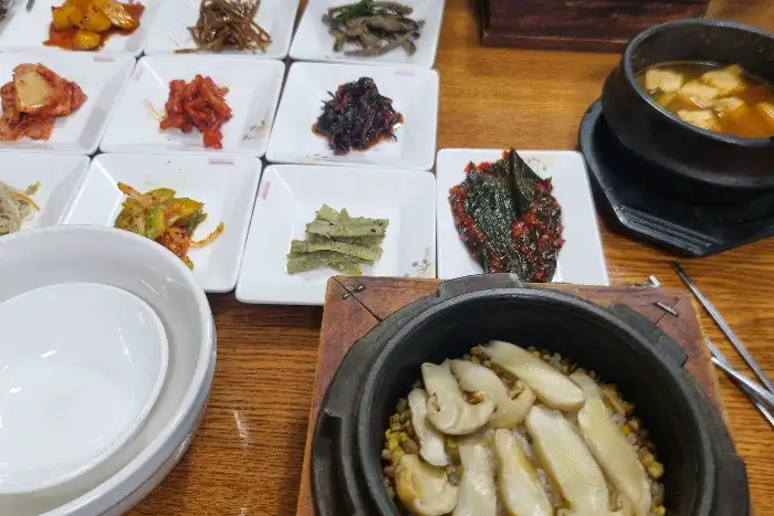 송이돌솥밥과 곁들임 반찬