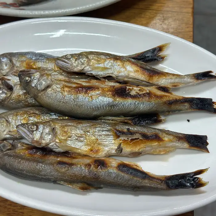 노릇하게 구워진 생선구이