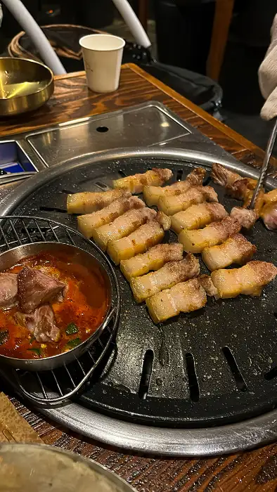 김치찌개와 함께 구워지는 오겹살