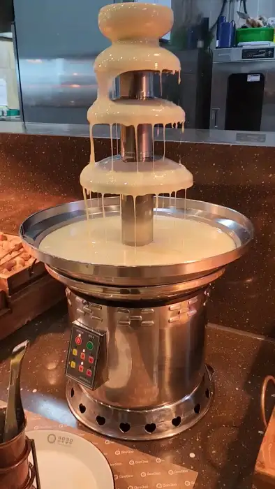 초콜릿 분수대에서 초콜릿이 흘러내리는 모습