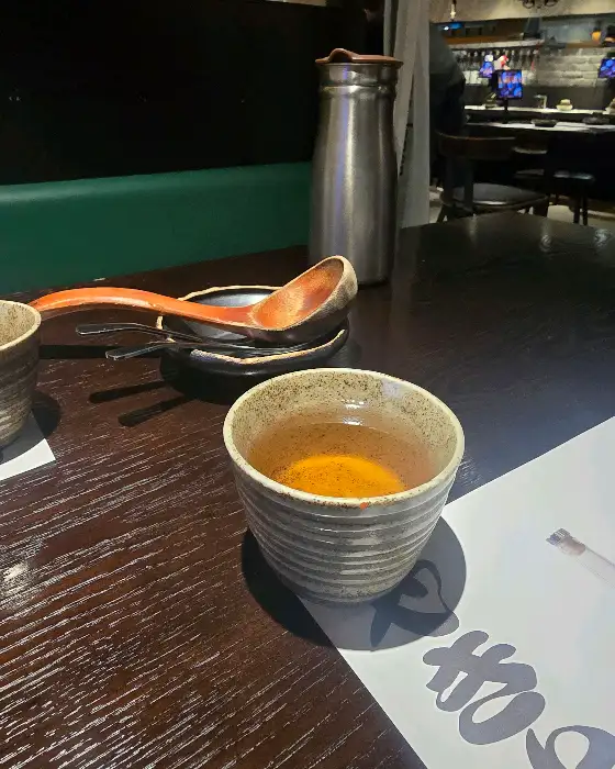 일본식 컵에 담긴 따뜻한 차 또는 육수