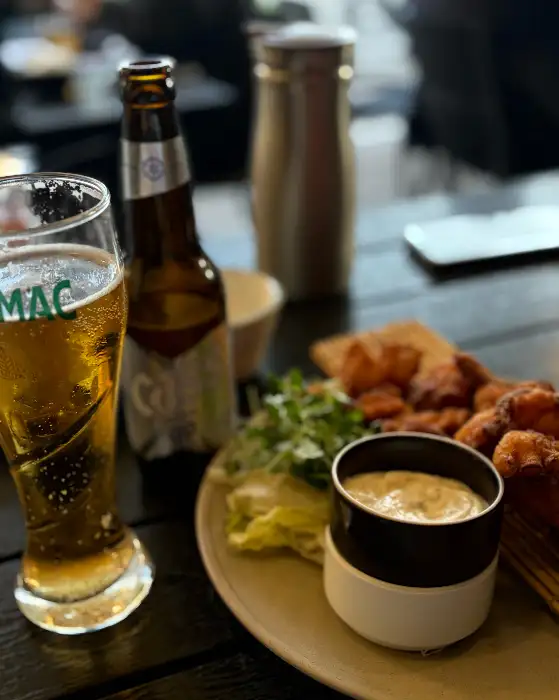 시원하게 맥주가 담긴 맥주잔과 튀김 안주