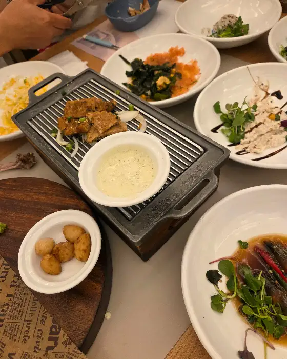 다양한 반찬과 메인 요리