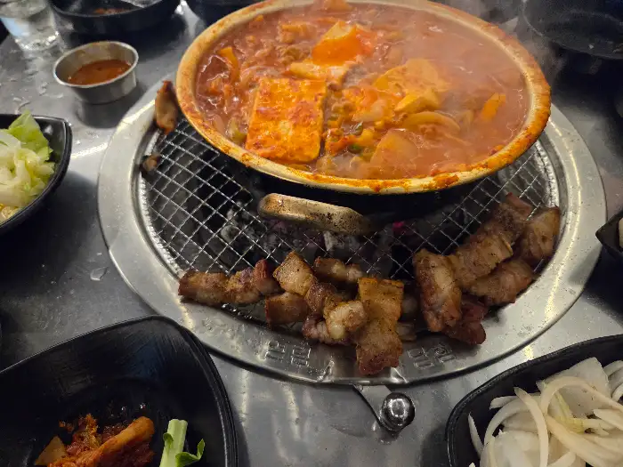 불판 위에서 지글지글 구워지고 있는 돼지고기