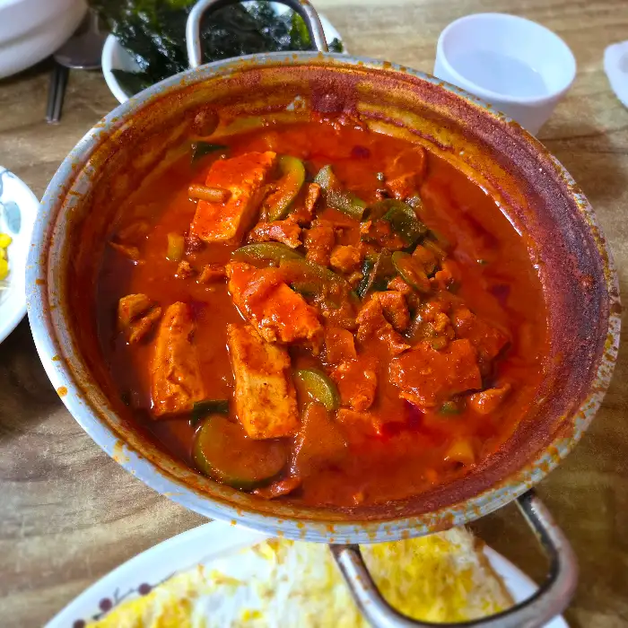 테이블에 차려진 다양한 밑반찬과 찌개