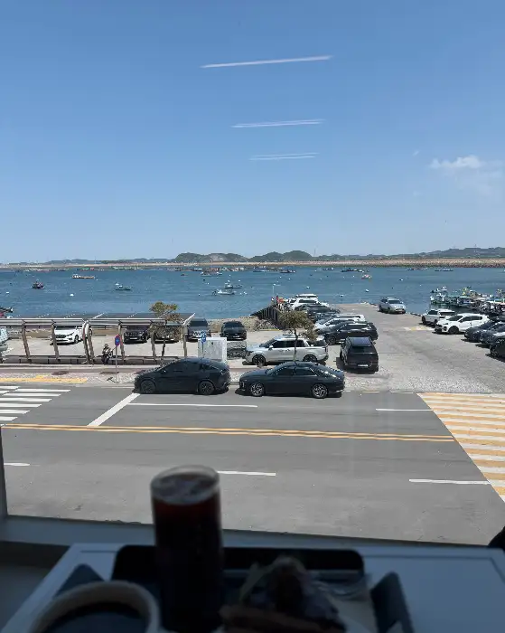 창밖으로 보이는 삼길포항 바다 풍경
