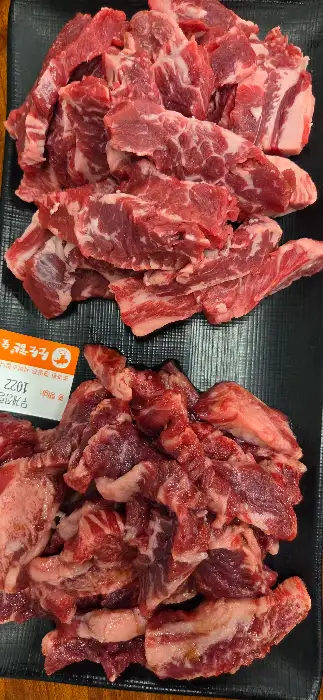 정갈하게 담겨 나온 소고기 모듬