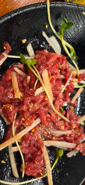 양념에 버무려진 육회
