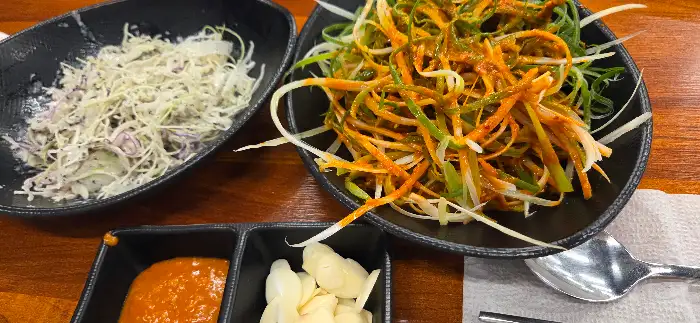 김치와 쌈 채소가 담긴 접시