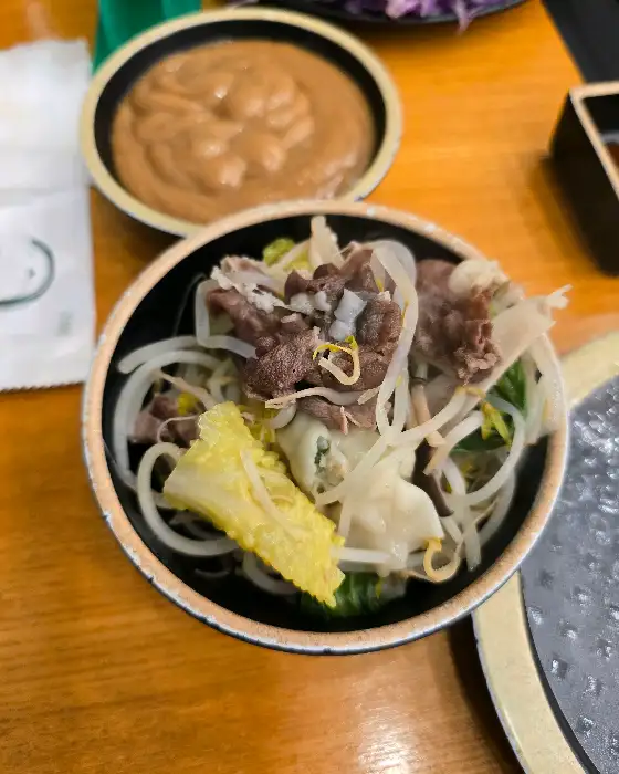 야채와 고기 곁들인 음식