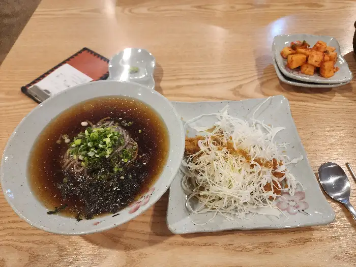 테이블에 놓인 돈까스와 메밀모밀 사진