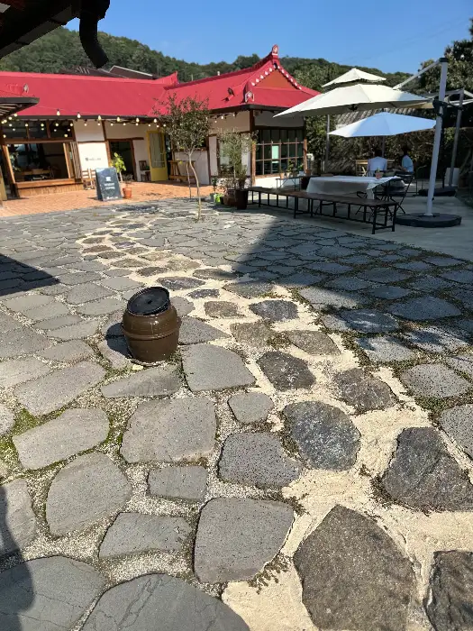카페 외부 마당
