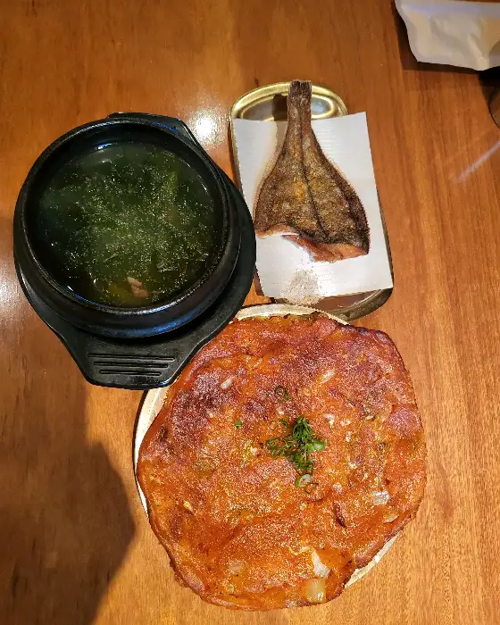 뭉티기와 함께 나온 김치전, 미역국, 그리고 가자미 구이