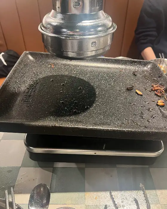 불판 위에서 맛있게 구워지고 있는 고기