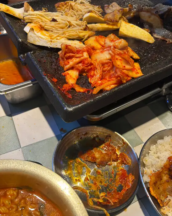깔끔하게 정돈된 테이블과 의자
