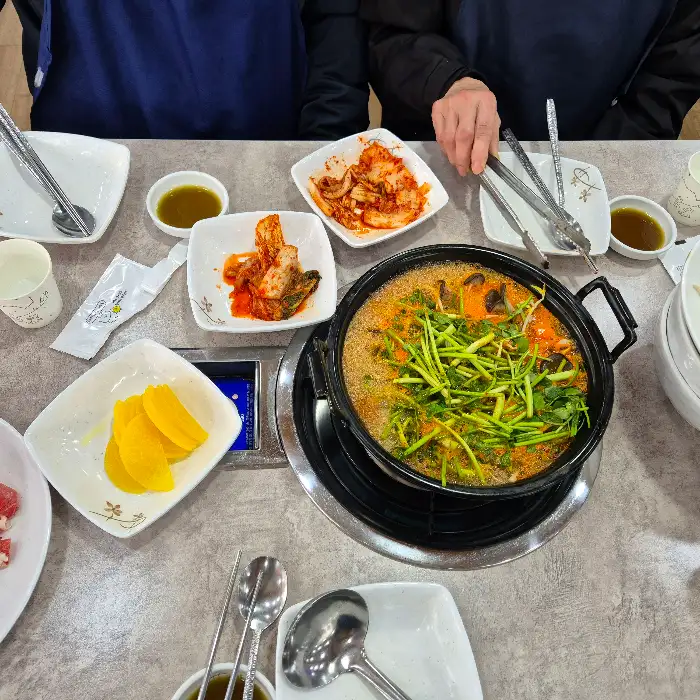 테이블 세팅 및 샤브샤브 냄비