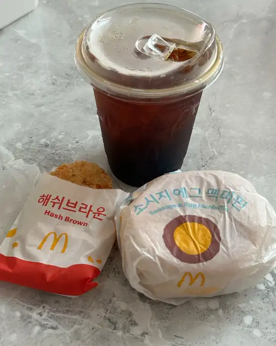 에그 맥머핀 세트와 아이스 커피