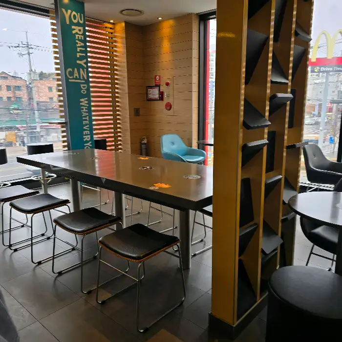 군산 맥도날드 내부 테이블 좌석
