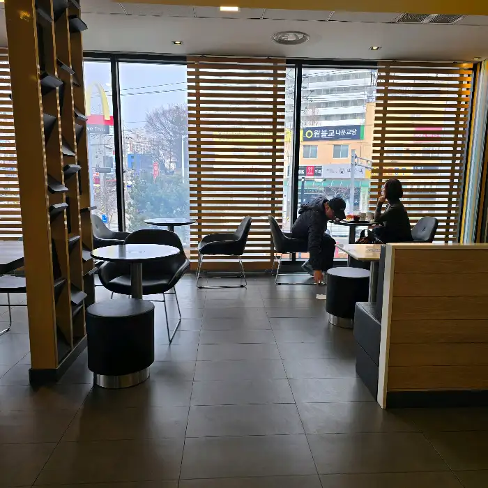 군산 맥도날드 내부 창가 좌석과 외부 풍경