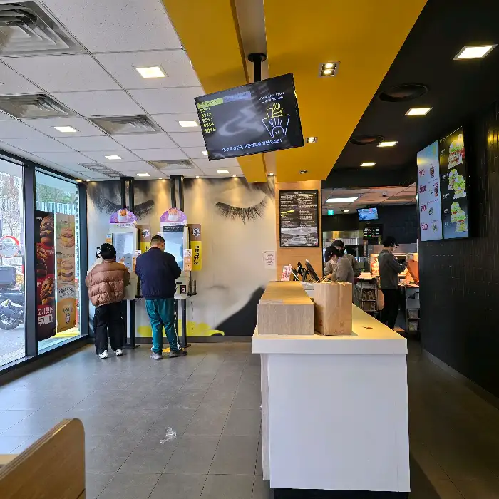군산 맥도날드 카운터 및 주문대