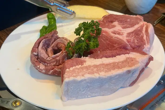 신선한 삼겹살과 목살, 그리고 말려 나온 갈매기살