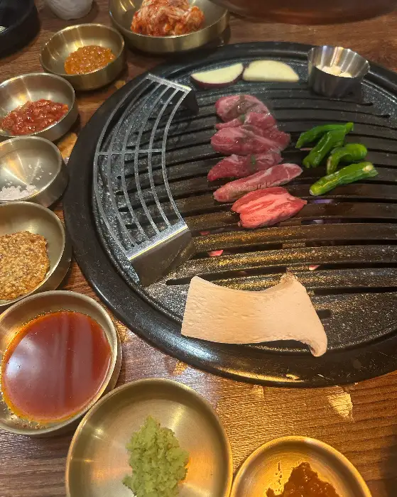 전문가의 손길로 구워지고 있는 고기