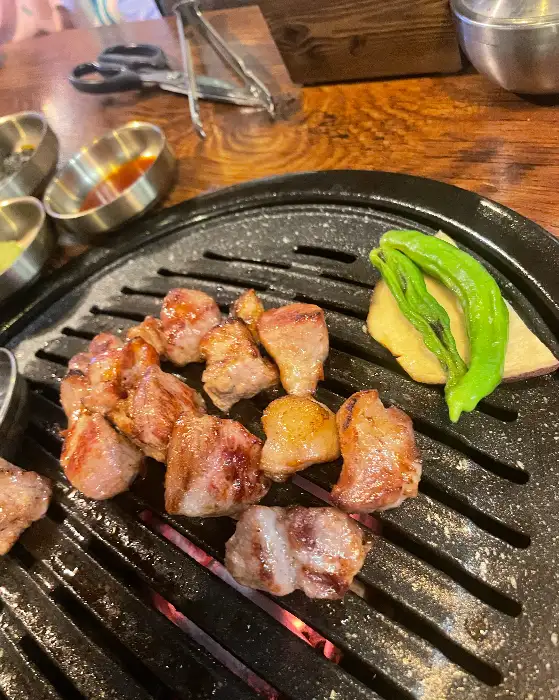 잘 구워진 삼겹살 한 점