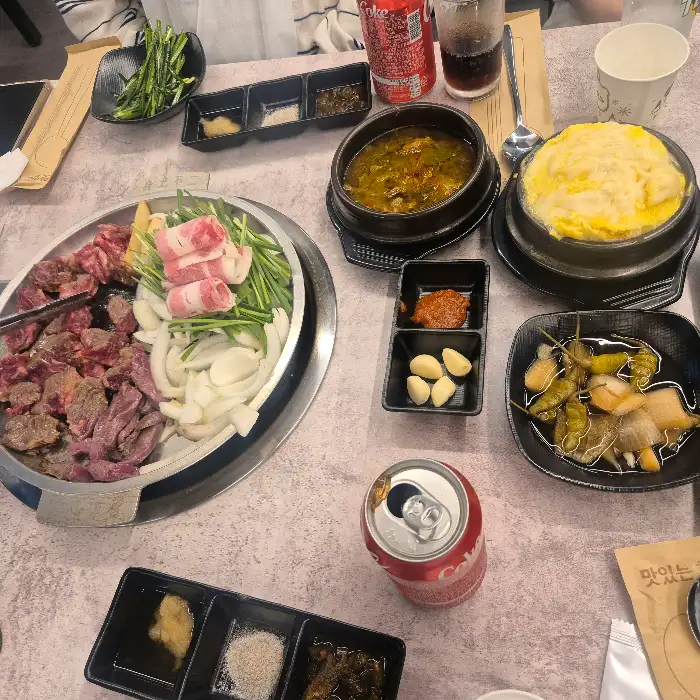 기본 찬으로 나온 계란찜과 국물 사진