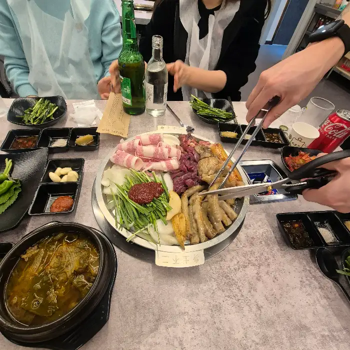 푸짐하게 차려진 모듬구이 사진
