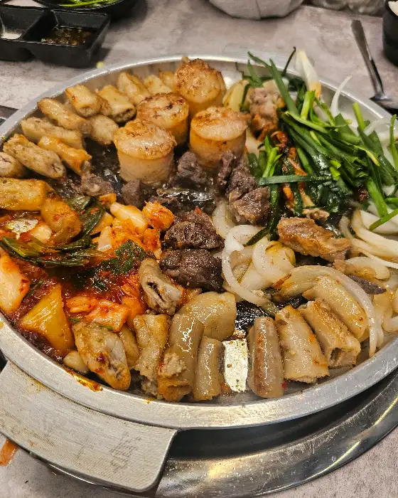다양한 부위와 곁들임 메뉴가 함께 나온 사진