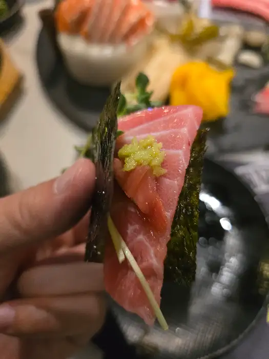 참치 한 점을 김에 싸서 먹는 모습