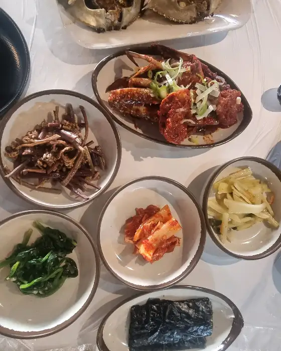 다양하게 차려진 곁들임 찬과 메인 요리