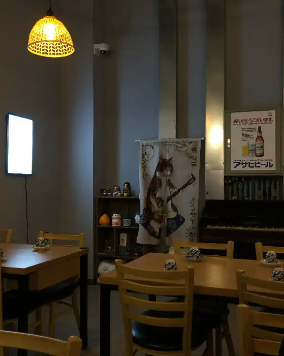 은은한 조명이 켜진 테이블과 감각적인 인테리어